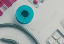 정부, 개원의들에 진료명령…비상진료체계 강화 등 모든 대책 강구 green and silver stethoscope on white plastic table