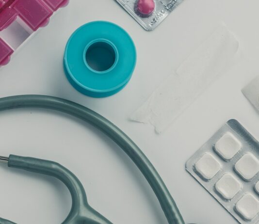 정부, 개원의들에 진료명령…비상진료체계 강화 등 모든 대책 강구 green and silver stethoscope on white plastic table