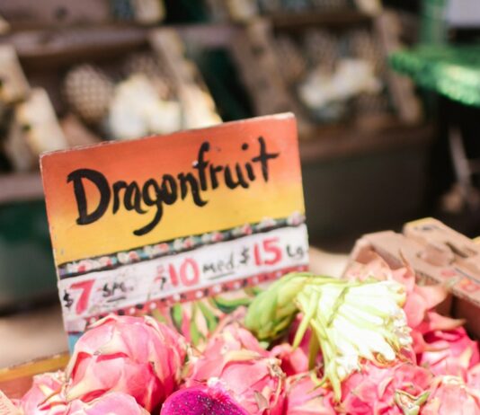 정부, 먹거리 물가 안정 위해 농산물·식품원료 등에 할당관세 적용 Dragon fruit signage