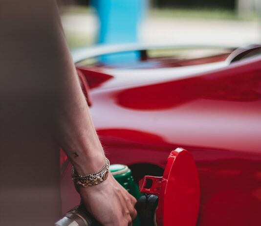 유류세 한시 인하 2개월 연장…인하율은 소폭 낮춰 person in red shirt wearing silver bracelet holding red and black metal tool