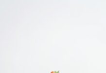 건강한 간을 위한 운동과 식이 요법 strawberries in white ceramic bowl