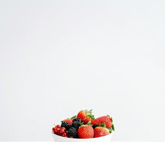 건강한 간을 위한 운동과 식이 요법 strawberries in white ceramic bowl