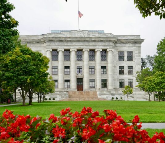 의대생 1학기 성적처리 기한, 학년 말까지로…“유급 방지 조치” a large white building with a flag on top