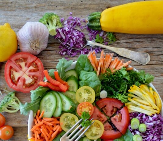 여름철 대사 증후군 예방법 sliced vegetables on white ceramic plate