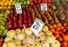 소비자물가 2.4% 상승, 석 달 연속 둔화…하반기 안정화 기대 assorted bunch of fruit lot