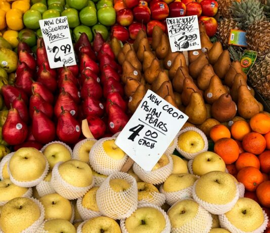 소비자물가 2.4% 상승, 석 달 연속 둔화…하반기 안정화 기대 assorted bunch of fruit lot