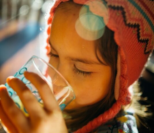 열사병 예방과 응급처치 selective focus photography of girl drinking water