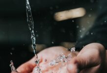 감기 예방을 위한 생활 습관 clear liquid pouring on person's hands