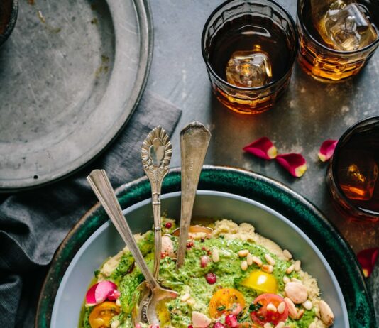 여름철 운동 후 영양 보충을 위한 음식 선택 top view salad with guacamole