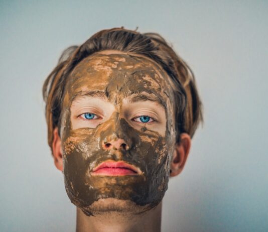 여름철 피지 흡착 마스크 만들기 shallow focus photography of men's muddy face