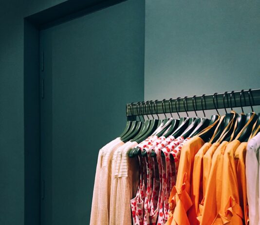 국내 섬유패션산업, AI·친환경 섬유로 글로벌 점유율 높인다 assorted-color shirt lot hang on rack