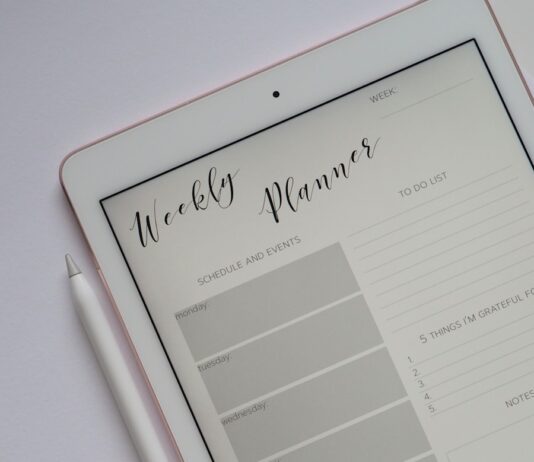 일상 속에서 찾는 건강한 습관 flat lay photography of turned-on silver iPad beside Apple Pencil