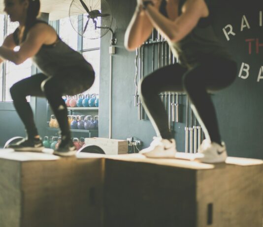 스쿼트와 플랭크로 근력 강화하기 men's black leggings