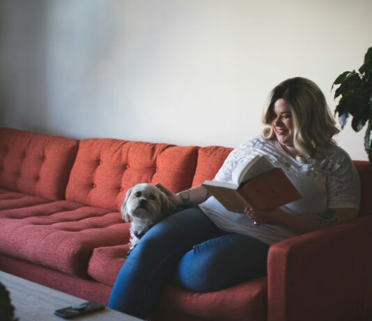 비만과 당뇨: 예방을 위한 생활습관 변화 woman and dog on sofa