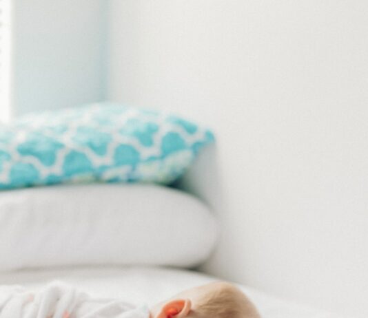 현대인의 필수 건강 습관 photo of baby laying on bed