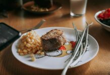 신체 에너지를 극대화하는 습관: 올바른 음식과 운동 A plate of food on a wooden table