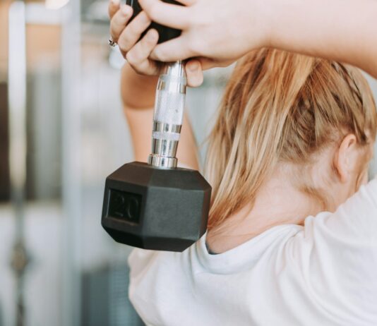 체중 감량과 건강 증진을 위한 첫걸음 woman holding dumbbell in white crew-neck t-shirt