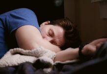 스트레스를 줄이고 건강을 지키는 생활 습관 woman in blue shirt lying on bed