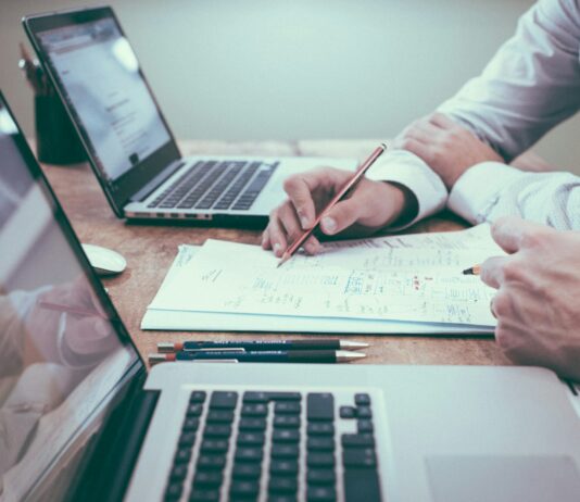 새로운 기술을 배우는 방법 person holding pencil near laptop computer