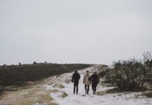 간단한 다이어트 운동 three person walking on snow covered field