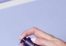 겨울철 건조한 피부를 예방하는 방법 person holding Curology spray bottle