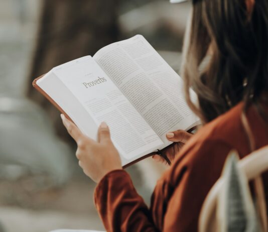 하루 30분 독서 습관 만들기 girl reading book