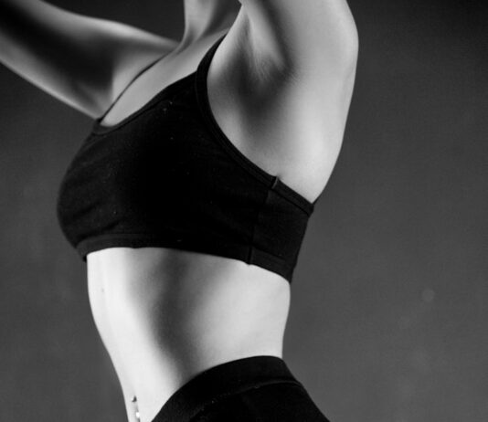 뱃살 타파를 위한 새로운 다이어트 방법, ‘내적 건강 중심 다이어트’ grayscale photo of person wearing sports bra and leggings