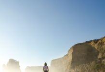 마음챙김과 정신 건강: 현대인에게 필요한 심리적 운동 woman walking on shore