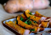 성과를 높이는 운동 전후의 적절한 음식 sliced vegetable on brown wooden chopping board