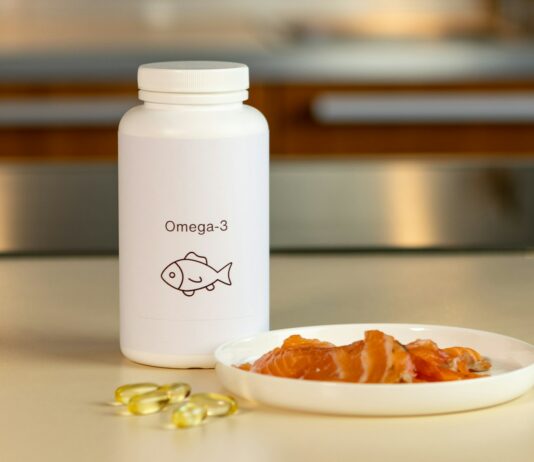 유익한 균형, 장건강과 면역 a bowl of fish next to a bottle of vitamins
