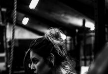 “아무리 운동해도 체지방이 안 줄어요”… 몸이 ‘지방 연소 모드’로 바뀌는 조건 greyscale photo of woman in bralette inside room