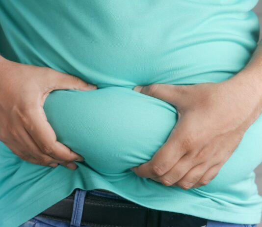 “뱃살은 왜 유독 안 빠질까?”… 복부비만, 생활 속 잘못된 습관부터 바꿔야 a man holding his stomach with his hands