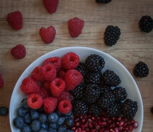 “피부 좋아졌네?”…MZ세대, 항염 식단으로 장과 피부 모두 잡는다 strawberries on white ceramic bowl