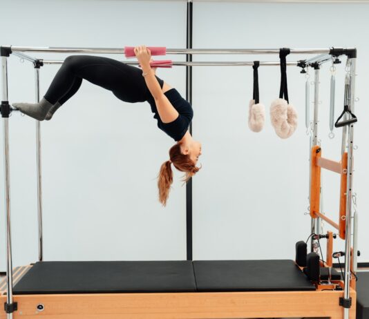 30~40대가 좋아하는 필라테스 a woman doing a handstand on a pivot machine