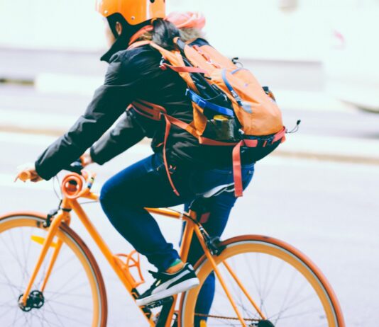 근로복지공단-한국교통안전공단, 배달라이더 보호를 위해 손잡는다 closeup photo of person riding a orange bicycle