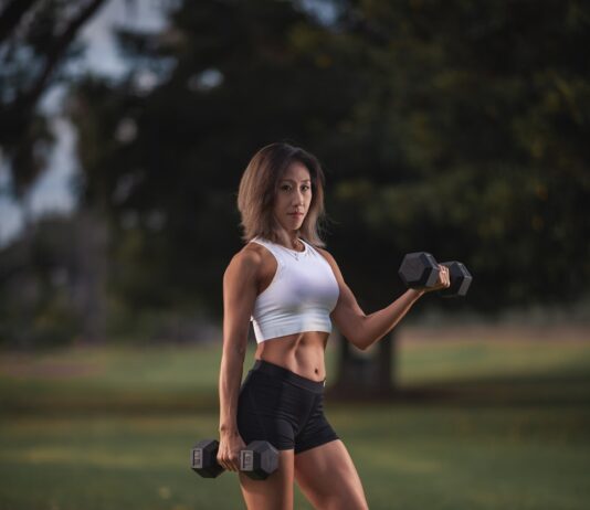 여름철 건강 관리, 작은 습관이 건강을 지킨다 woman in white sports bra and black shorts holding black dumbbell