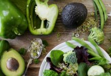 올바른 식단이 건강의 열쇠, 균형 잡힌 식습관이 중요한 이유 sliced broccoli and cucumber on plate with gray stainless steel fork near green bell pepper, snowpea, and avocado fruit