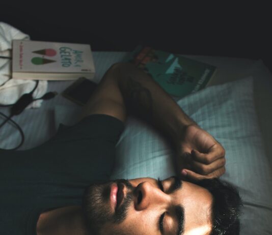 만성피로, 단순한 피로 아냐…지속된다면 질환의 신호일 수 있어 man in black crew neck t-shirt lying on bed