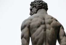 근육, 건강의 기초를 다지는 필수 요소 naked man statue