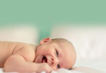 WHO, “환자 안전은 출생 순간부터”… 소아·신생아 진료 개선 캠페인 출범 baby lying on fabric cloth