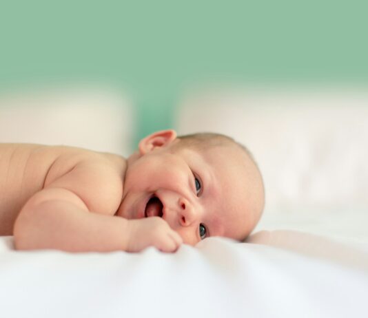 WHO, “환자 안전은 출생 순간부터”… 소아·신생아 진료 개선 캠페인 출범 baby lying on fabric cloth