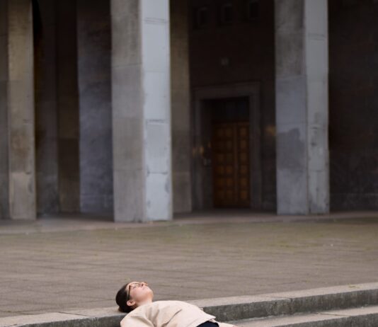 MZ세대가 선택한 스트레스 관리법, ‘마이크로 휴식’이 대세 man in brown hoodie and black pants sitting on gray concrete stairs
