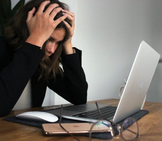 ‘디지털 만성 스트레스’ 시대의 마음챙김: 명상이 신체에 미치는 실제 변화 a woman sitting in front of a laptop computer