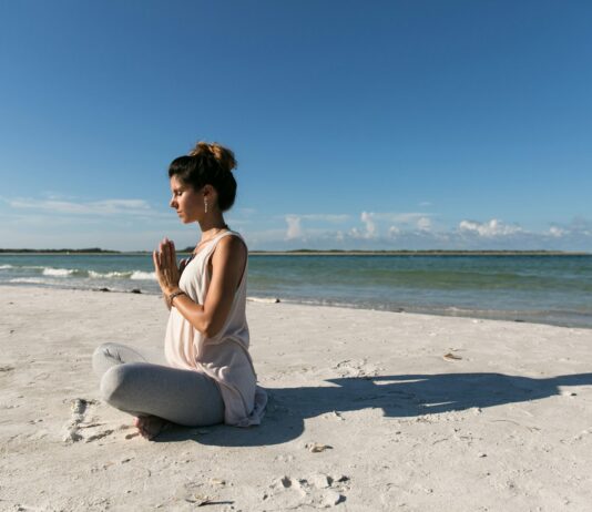 일상 속에서 만나는 대체요법, 건강한 삶을 위한 소소한 변화 woman praying and sitting on sand seashore during day