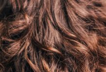 건강한 모발, 일상 속 작은 습관에서 시작된다 black and brown hair