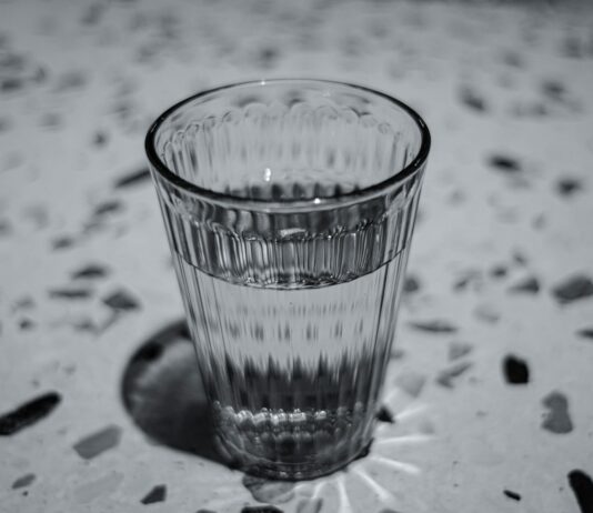 “마시는 건강관리” 수분 섭취, 생활 속 작은 변화로 큰 효과 clear drinking glass on white and black textile