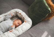 “뇌도 운동이 필요해요” 일상 속 뇌건강 지키는 최신 트렌드와 실천법 A newborn baby sleeps peacefully in a cozy nest.