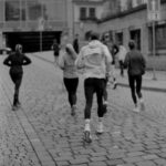 “직장인의 건강, 작은 변화에서 시작된다” a group of people running down a brick road
