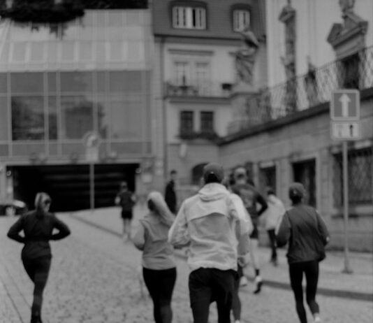 “직장인의 건강, 작은 변화에서 시작된다” a group of people running down a brick road