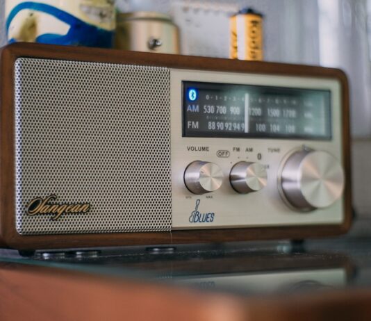 “나만의 아침 루틴, 바쁜 일상 속 건강 찾기 열풍” gray and black radio on black table